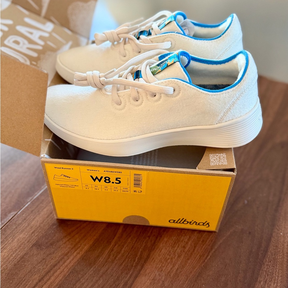 Allbirds women’s Wool Runner 2 Sneakers in White and blue in 8.5 NEW